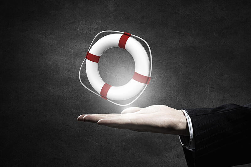 Hand hält einen Rettungsring